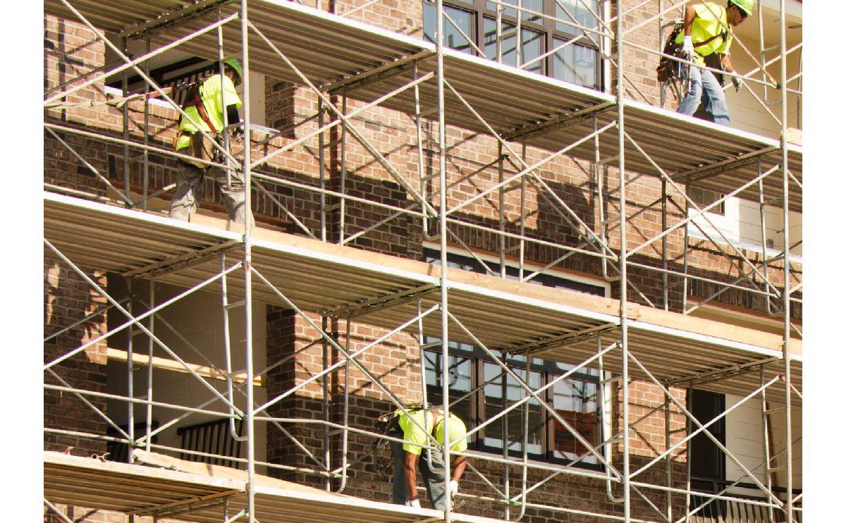 How to attach scaffold tube to a shipping container