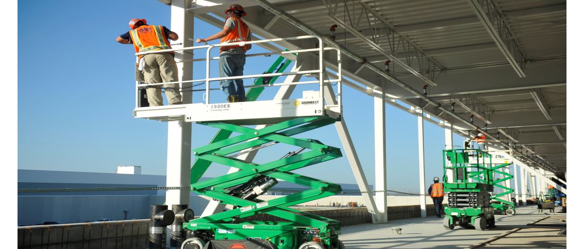 Electric scissor lift
