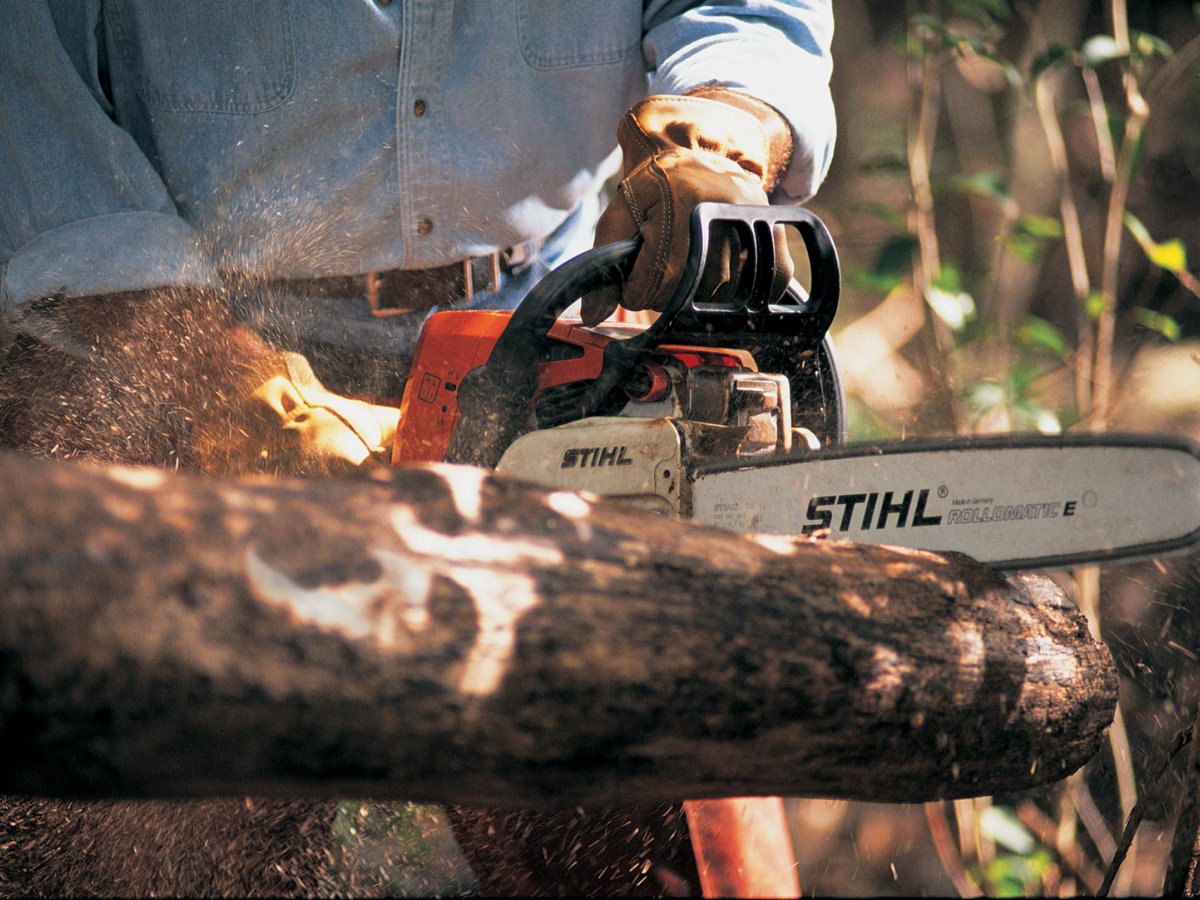 closeup-chainsaw-used-on-tree-branch-aplus-product-detail-sbr-v1-11032025.jpg