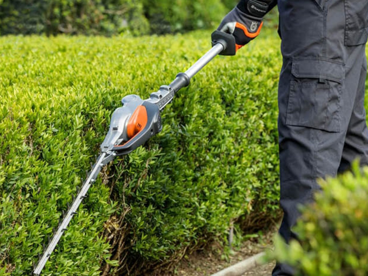 shaping-low-bush-with-pole-trimmer-battery-handheld-pole-hedge-trimmer-aplus-product-detail-sbr-v1-10302025.jpg