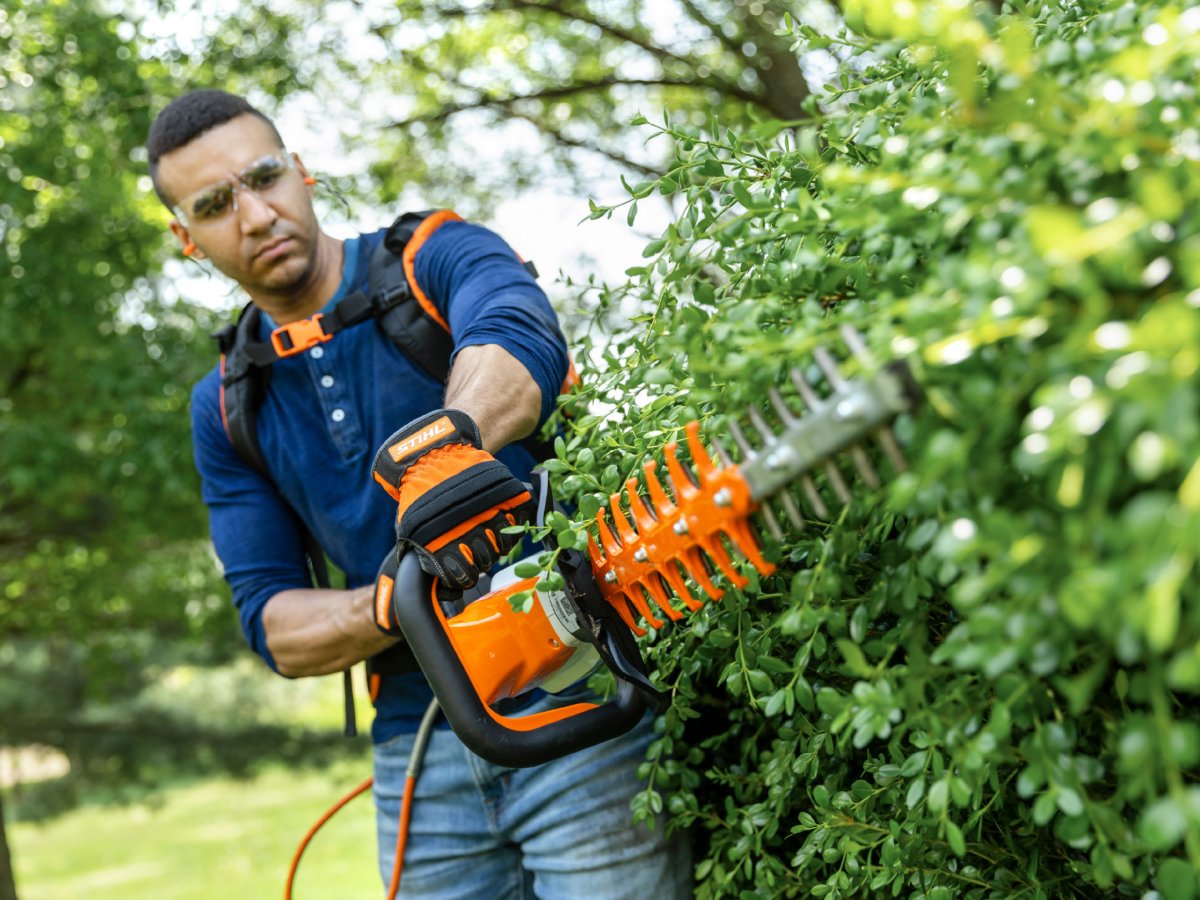 trimming-bush-closeup-battery-hedge-trimmer-aplus-product-detail-sbr-v1-10302025.jpg
